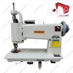 چرخ خیاطی قلاب دوز و نوار دوز چهار کاره دایماکو با قابلیت گلدوزیِ دستی روی انواع پارچه‌های مختلف همانند پرچم‌دوزی، به‌صورت دوخت دوخت زنجیره از قسمت زیر کار.