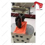 چرخ خیاطی بطر کله اسبی کفاشی دو سوزنه سیلور با بازوی استوانه‌ای عمودی مناسب برای دوخت انواع مواد و اجسام با ضخامت نازک تا حد متوسط همانند رویه‌ی کفش- نمای نمونه کار
