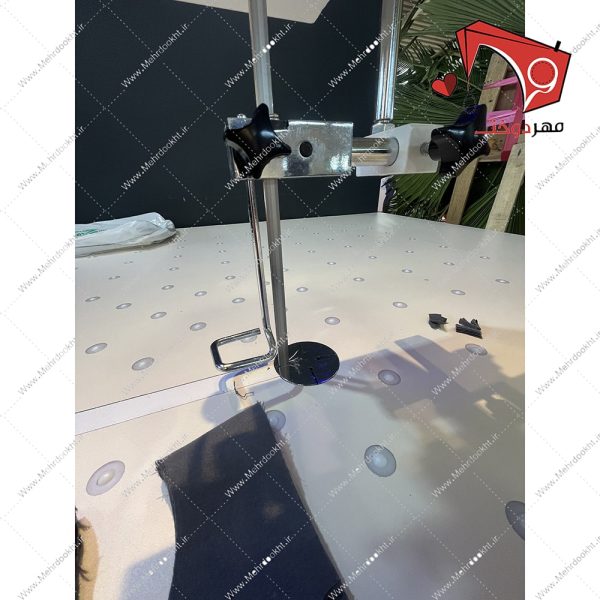 دستگاه برش باند نایف هایتکس مجهز به تیغه‌ی گردان با قابلیت برش اجسام به‌صورت دو بُعدی روی صفحه‌ی دستگاه مناسب برای کارگاه‌های تولیدی.