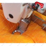 چرخ خیاطی کوسن دوز کامپیوتری هایتکس با قابلیتِ دوخت الیک و هرگونه طرح و نمای کوچک دیگر به‌صورت تمام اتوماتیک روی کوسن، بالش و هر جنسی با ضخامت و حجم زیاد.
